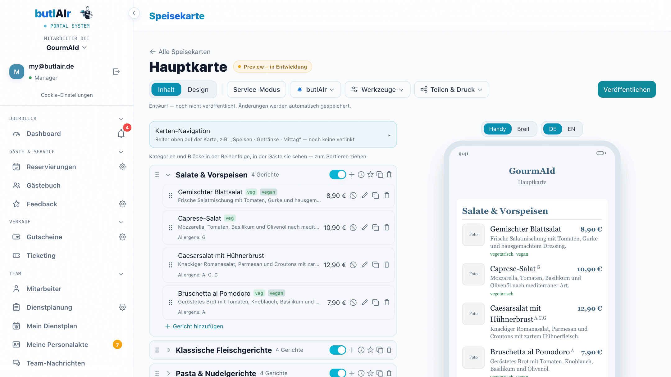 Der Karten-Editor: links Kategorien und Gerichte mit Preisen und Allergen-Kürzeln, rechts die Live-Vorschau der Online-Karte